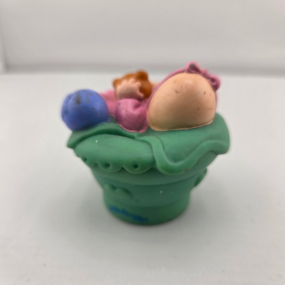 Fisher Price Little People House BABY Girl Ashley Green Bassinet Teddy Bear 2001 - Picture 3 of 6